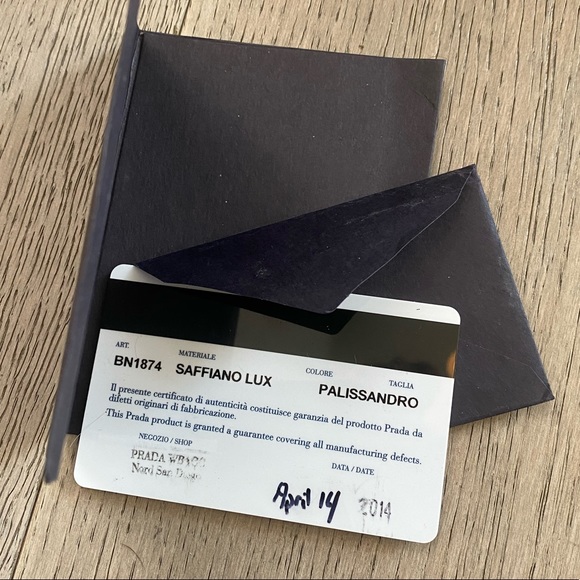 ❌SOLD ❌ Prada Saffiano Lux Medium Bag - Picture 4 of 8